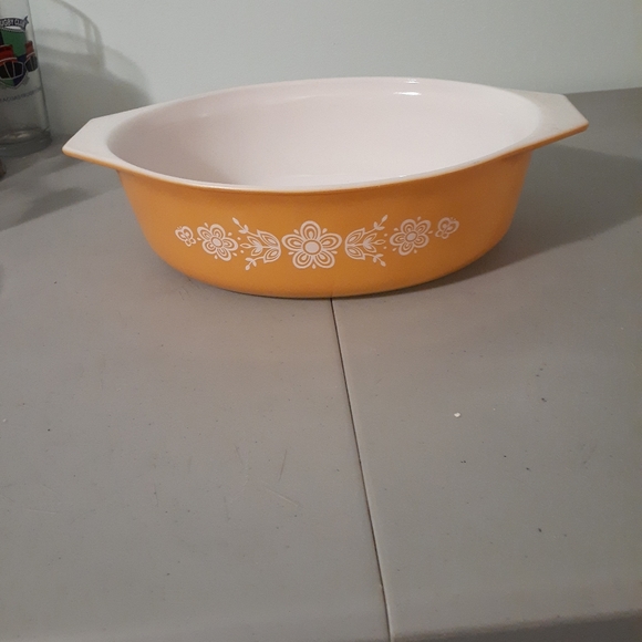 Another vintage Pyrex dish, series #045, 2.5 qt Casserole Dish. - Picture 3 of 7